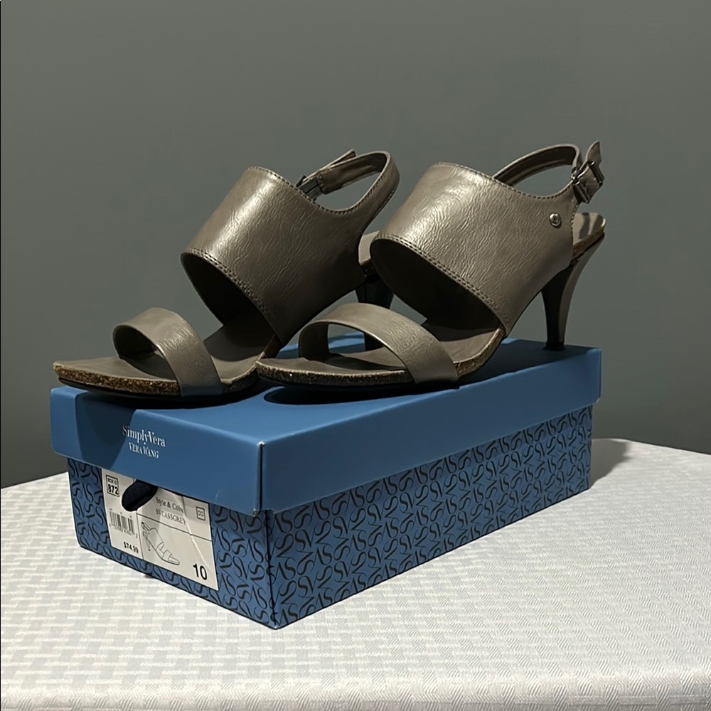 Simply Vera Vera Wang Gray Sandals